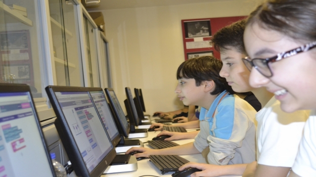 Fatih Okyanus Ortaokul Öğrencileri Bilişim Teknolojileri Dersinde Kod Yazmayı Öğreniyor
