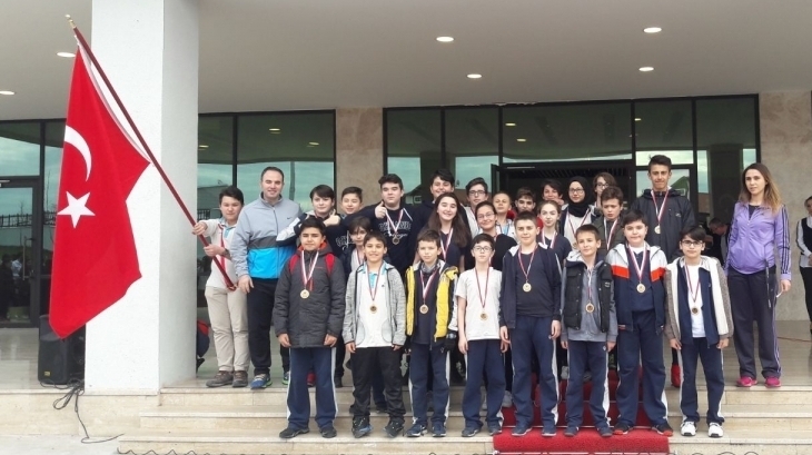 Okyanus Koleji Nilüfer Kampüsünde Hentbol Şampiyonları Madalyalarını Tören Öncesi Aldı