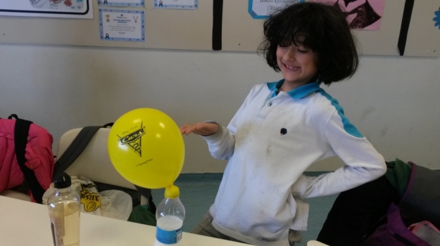Üstün Zekalılar İlkokulu'nda Balon Şişirme Deneyi