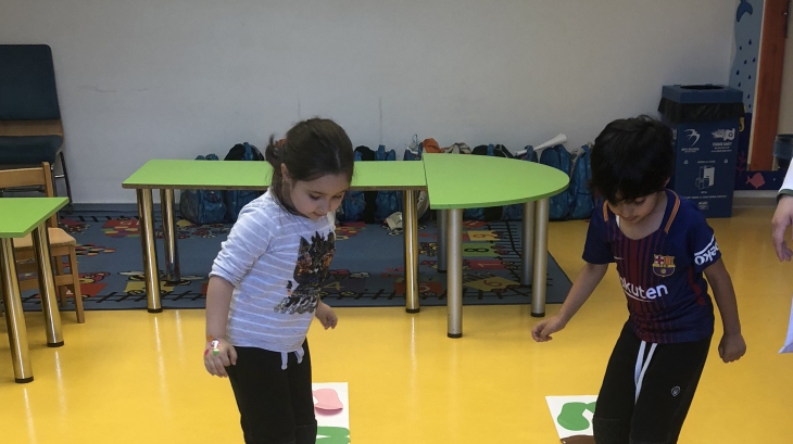 Beykent Okyanus Koleji Okul Öncesi Gökkuşağı Grubu Öğrencileri İngilizce Play Time Dersinde "Renkli Ayak izleri "Adlı Oyununu Oynuyor .