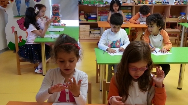 Beykent Okyanus Okul Öncesi Gökkuşağı Grubu Matematik Oyunu Oynuyor
