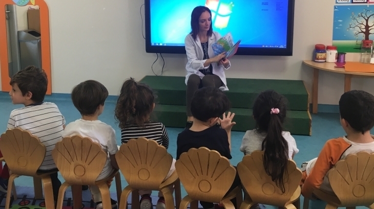 Çekmeköy  Okyanus  Koleji  Okul  Öncesi  Balıklar  Grubu Öğrencileri  İngilizce Dersinde