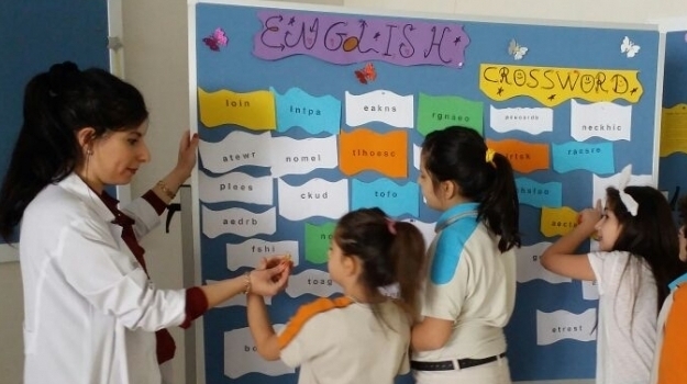Eryaman Kampüsü İlkokul Kademesi Koridor Etkinliğinde İngilizce Kelime Oyunu Oynadılar