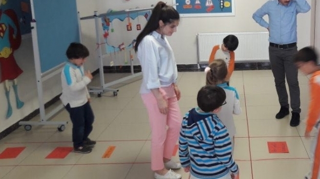 Eryaman Kampüsü İlkokul Kademesinde Koridorda Bul Çöz Atla Oyunu Oynandı