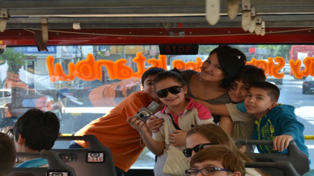 Güneşli Okyanuslular'ın "İstanbul Sightseeing Otobüs Gezisi"