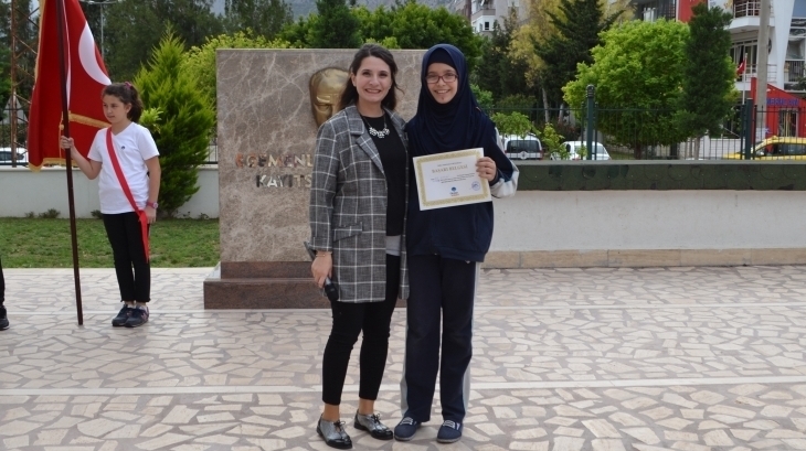 Öğrencimiz Elif Kaplan’a Ebru Sergisinden Dolayı Başarı Belgesi Verildi