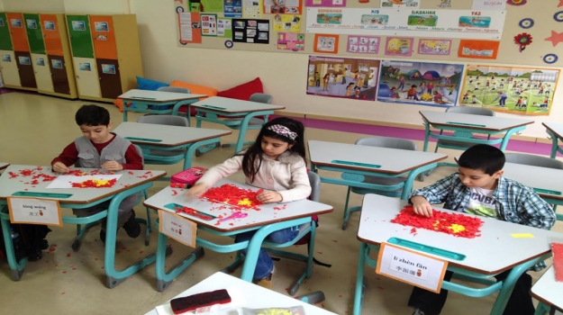 Üstün Zekalılar İlkokulu Öğrencilerinden Çin Bayrağı
