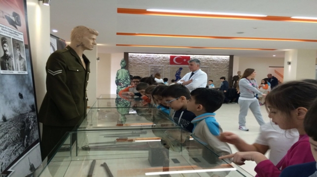Ataşehir Okyanus Öğrencileri 101.Yıl Çanakkale Müzesi ve Fotoğraf Sergisinde
