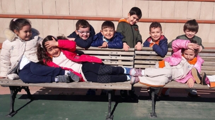 Beykent Okyanus Koleji Okul Öncesi Gökkuşağı Grubu Öğrencileri Bahçede
