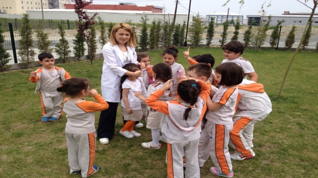 Beykent Okyanus Koleji Okul Öncesi Güneş Sınıfı Bahçede Oyunlarla Eğleniyor