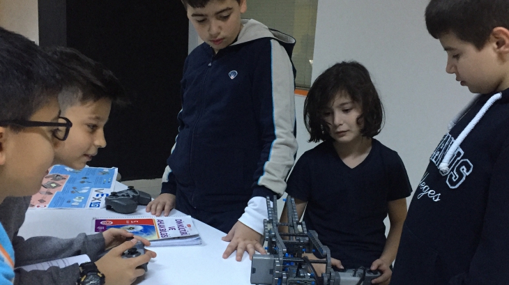 Beylikdüzü Okyanus Koleji 5-6.Sınıf Öğrencilerimiz VEX ROBOTİK Dersinde Robotlarını Tasarlıyorlar.