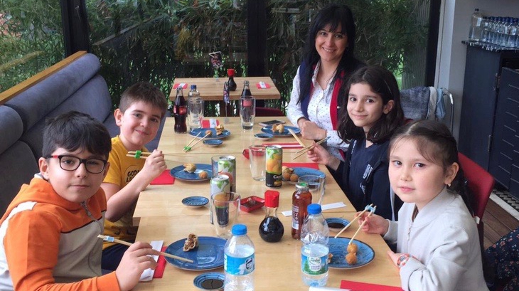 Beylikdüzü Okyanus Koleji İlkokul Çince Dil Kulübü Öğrencileri, Çin Yemeklerini Tatmak Amacıyla Öğretmenlerinin Eşliğinde Sushico Restaurant’a Gittiler