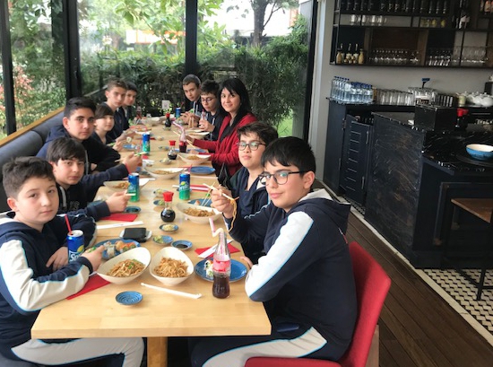 Beylikdüzü Okyanus Koleji Ortaokul Çince dil kulübü öğrencileri Sushico Restaurantında