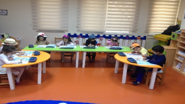 Güneşli  Okyanus Koleji  Okul Öncesi  Yunuslar Grubu   Okuma Yazma Çalışması Yapıyor