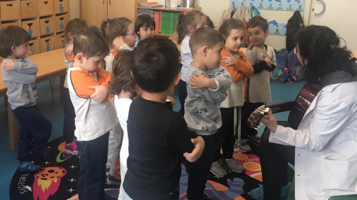 Mavişehir Okyanus Koleji Okul Öncesi Yunuslar Grubu Müzik Dersinde