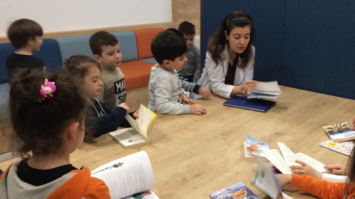 Okul Öncesi B Grubu Öğrencileri İngilizce Dersinde Kütüphaneler Haftasını Kutluyor