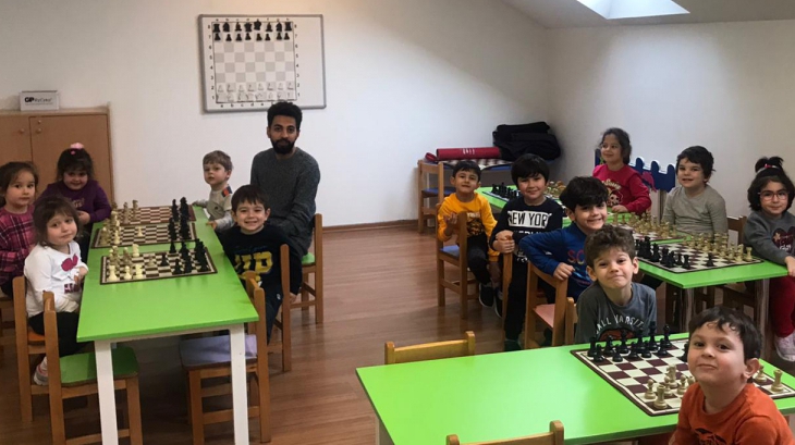 Ataşehir Okul Öncesi Deniz Yıldızı Grubu Satranç Dersinde