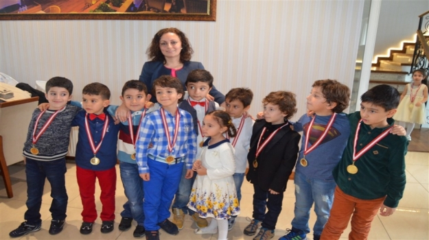 Beykent Okyanus Koleji 1. Sınıf Öğrencileri Okuyorum Madalyalarını Aldılar