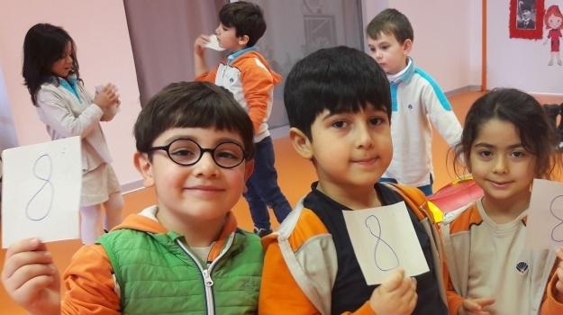 Beykent Okyanus Koleji Okul Öncesi Gökkuşağı Grubu Matematik Oyununda