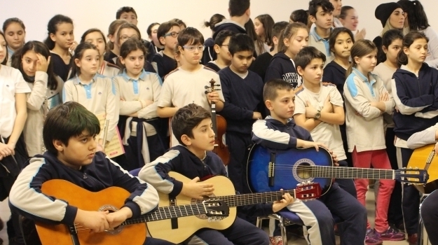 Bornova Kampüsü Ortaokul Kademesi Koridoru Müzik İle Doldu