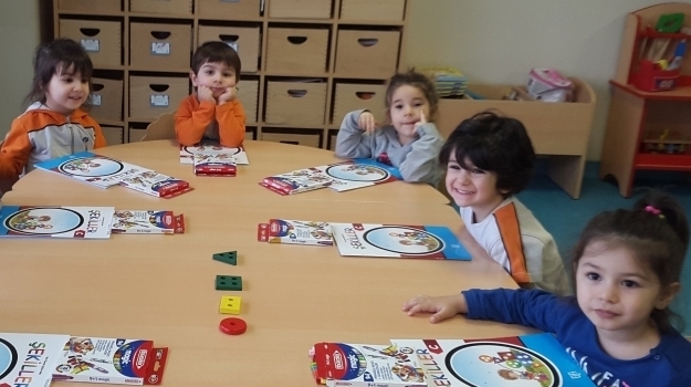 Çekmeköy Okul Öncesi Çiçekler Grubu Öğrencileri Okuma-Yazmaya Hazırlık Dersinde