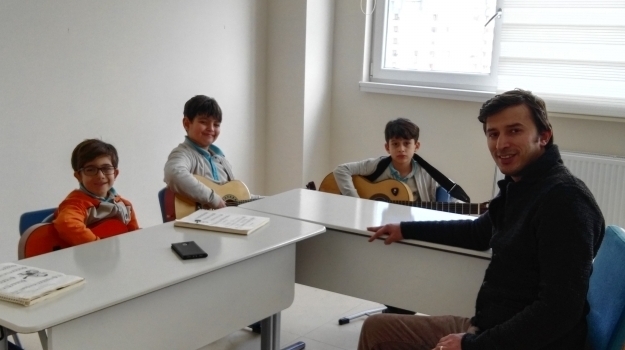 Eryaman Okyanus Koleji İlkokul Öğrencileri Gitar Dersinde