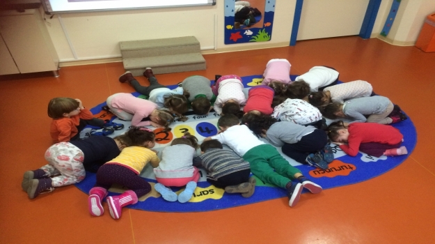 Güneşli Okyanus Koleji Okul Öncesi Rüzgarlar Grubu “Uykucu Horoz” Oyununu Oynuyor