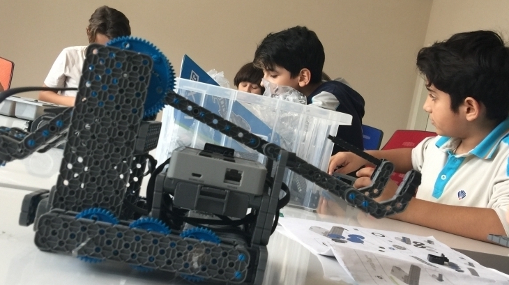 Vex Robotik Dersi Öğrencileri Robotlarını Tasarlarken Yaratıcı Yönlerini Ortaya Çıkarıyorlar.
