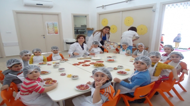 Adana Okyanus Koleji Anaokulu Öğrencileri Pizza Yapıyor.
