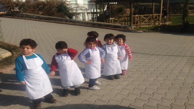 Adana Okyanus Koleji Okul Öncesi Deniz Yıldızı Sınıfı Pizza Yapıyor