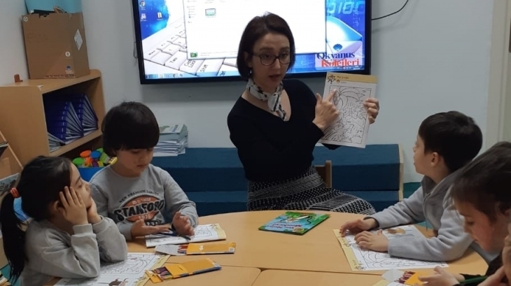 Adana Okyanus Koleji Okul Öncesi Yıldızlar Grubu İngilizce Dersinde
