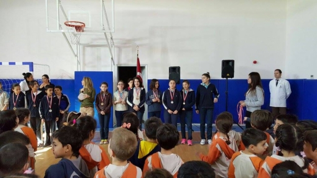 Antalya Okyanus Koleji Ortaokulu "Kitap Kurtları" Etkinliği Kazananları Madalyalarını Aldılar