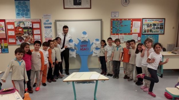 Ataşehir Okyanus Kolej Üstün Zekâlılar ve Yetenekliler İlkokulu 2-E Sınıfı "Sıfat Ağacı" Etkinliği