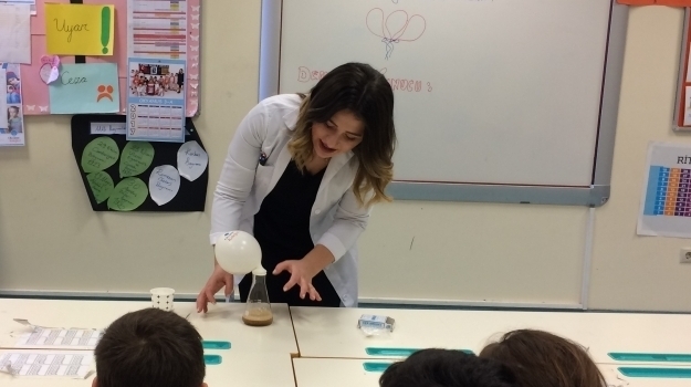 Ataşehir Kampüsü 3.Sınıf Öğrencileri Fen Bilgisi Dersimizde 'Balonlar Kendiliğinden Şişiyor' Deneyini Gerçekleştirdik