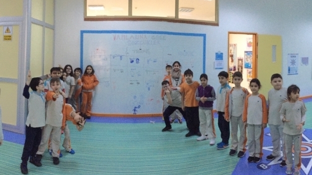 Bahçeşehir Üstün Zekalılar ve Yetenekliler İlkokulu 3-E ve 3-F Sınıfı Smart Wall Çalışması Yaptı