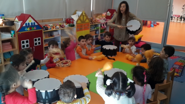 Beykent Okyanus Koleji Okul Öncesi Çiçekler Grubu Öğrencileri Müzik Etkinliğinde