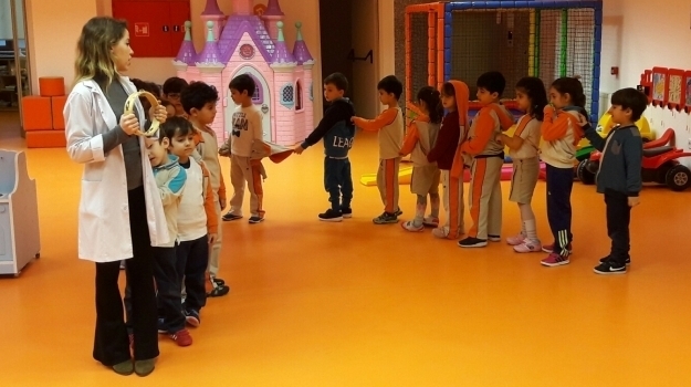 Beykent Okyanus Koleji Okul Öncesi Gökkuşağı Grubu Eğitici Oyun Oynuyor
