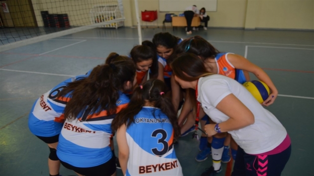 Beykent Okyanus Koleji Yıldız Kız Voleybol Takımı Voleybol Turnuvası'nda Çeyrek Finalde