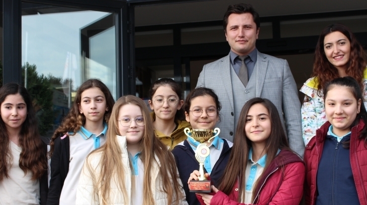 Çekmeköy Okyanus Koleji Yıldız Bayan Takımının Badminton İkinciliği