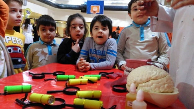 Fatih Okyanus Koleji Okul Öncesi Öğrencileri Mad Scıence Etkinliğinde Bilimsel Gözlemler Yapıyor