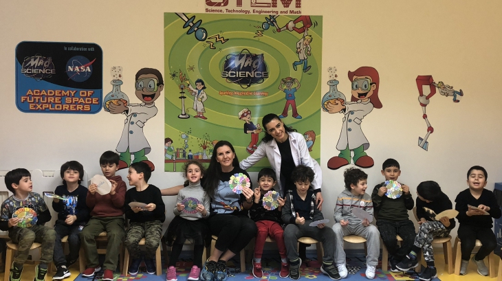 Gökkuşağı Grubu Öğrencileri Aile Katılımında '‘ Renkli Saat '' Etkinliği Yapıyor