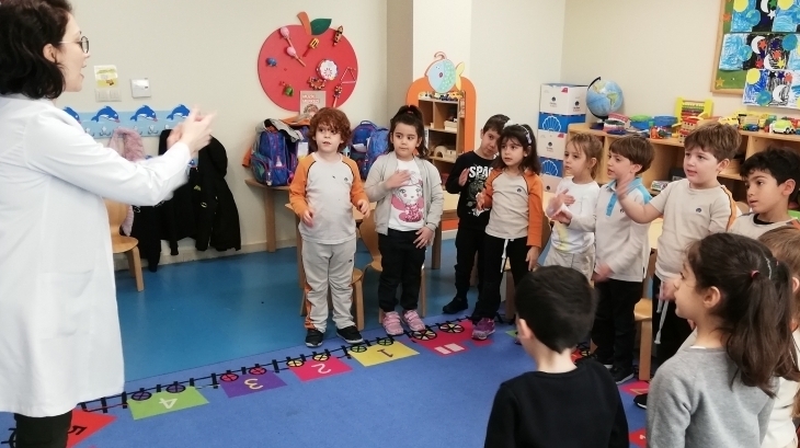 Mavişehir Okyanus Koleji Okul Öncesi Yıldızlar Grubu Müzik Dersinde