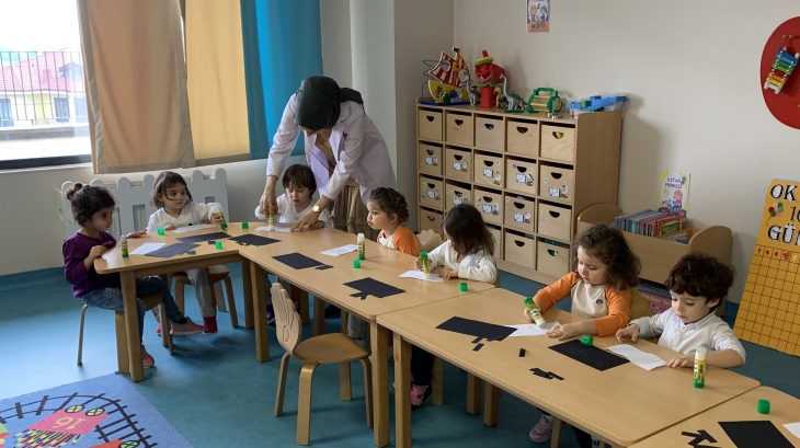 Özel Çekmeköy Okyanus Okul Öncesi Çiçekler Grubu İngilizce Dersinde